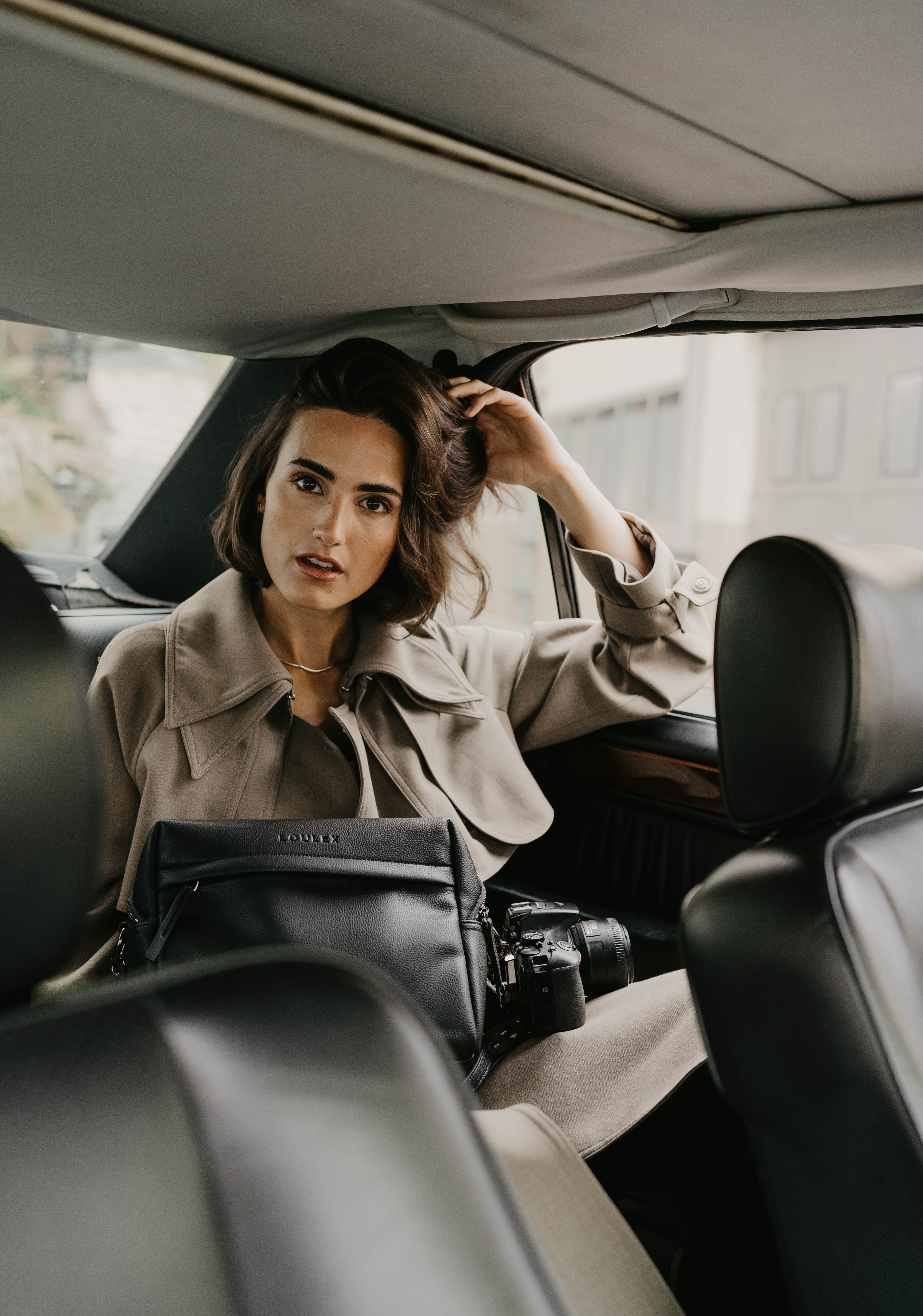 Kamerarucksack in beige und eine Frau daneben