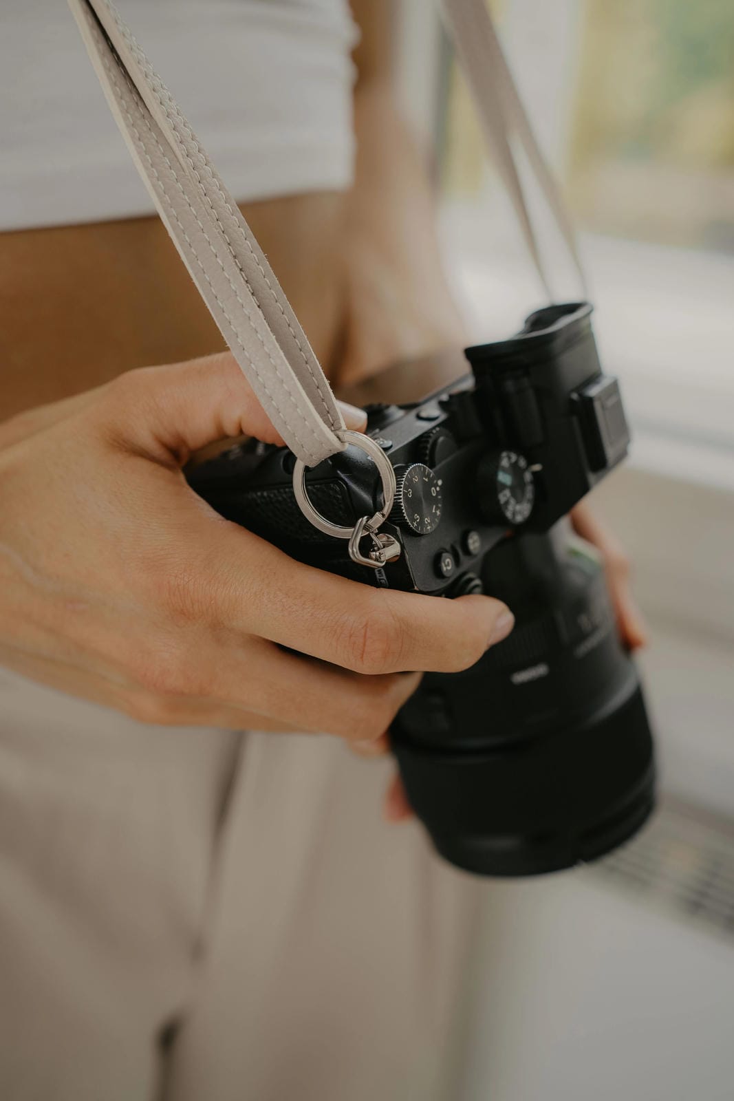 Personne tenant un appareil photo avec un arrière-plan flou