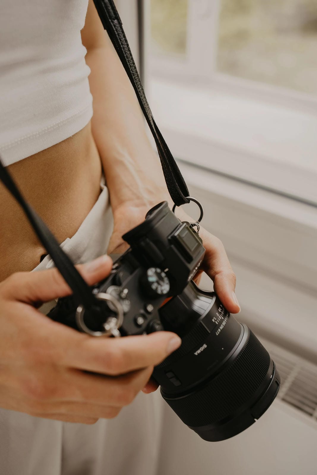 Personne tenant un appareil photo avec un arrière-plan flou