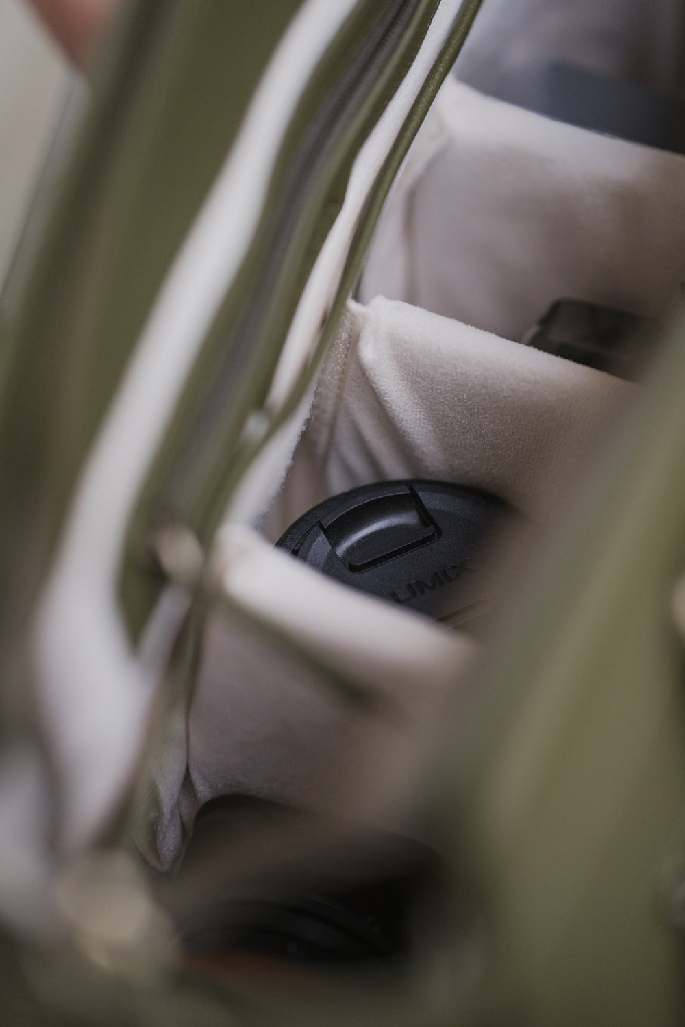 Close-up van een autostoel met een bekerhouder in het interieur van een voertuig.