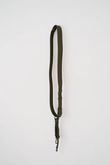 Groene riem met metalen clip op een witte achtergrond