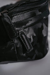 Borsa mimetica nera con cerniera su sfondo grigio