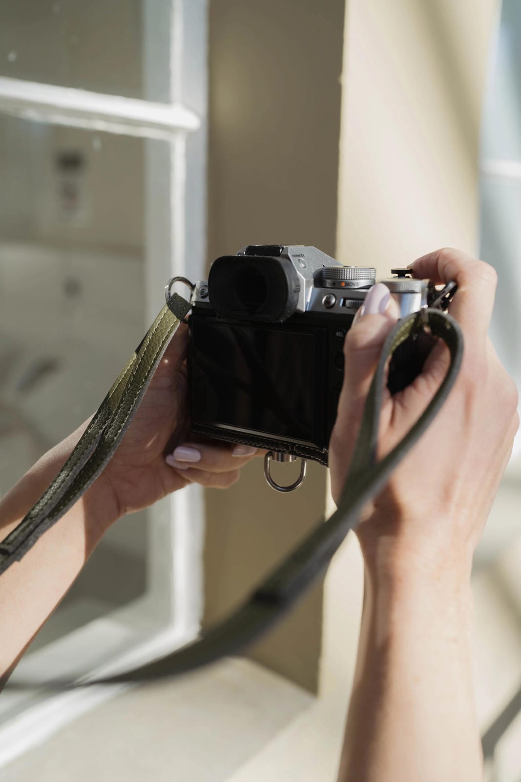 Personne tenant un appareil photo vintage avec un arrière-plan flou