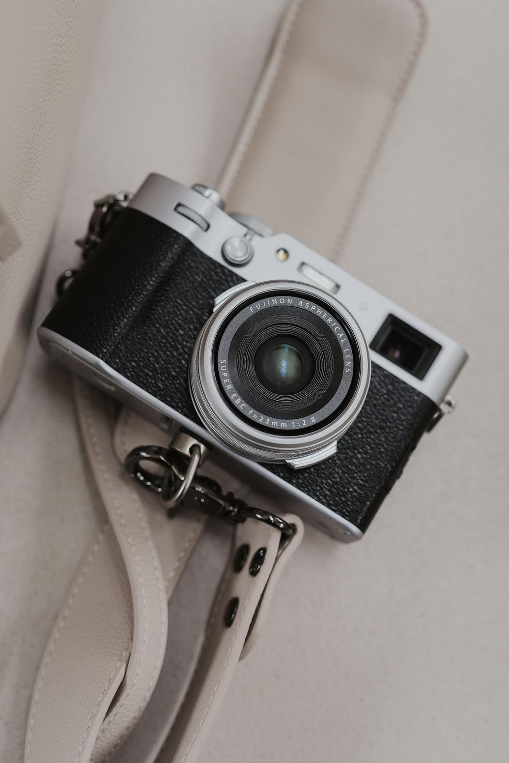 Vintage aparat fotograficzny z paskiem na neutralnym tle