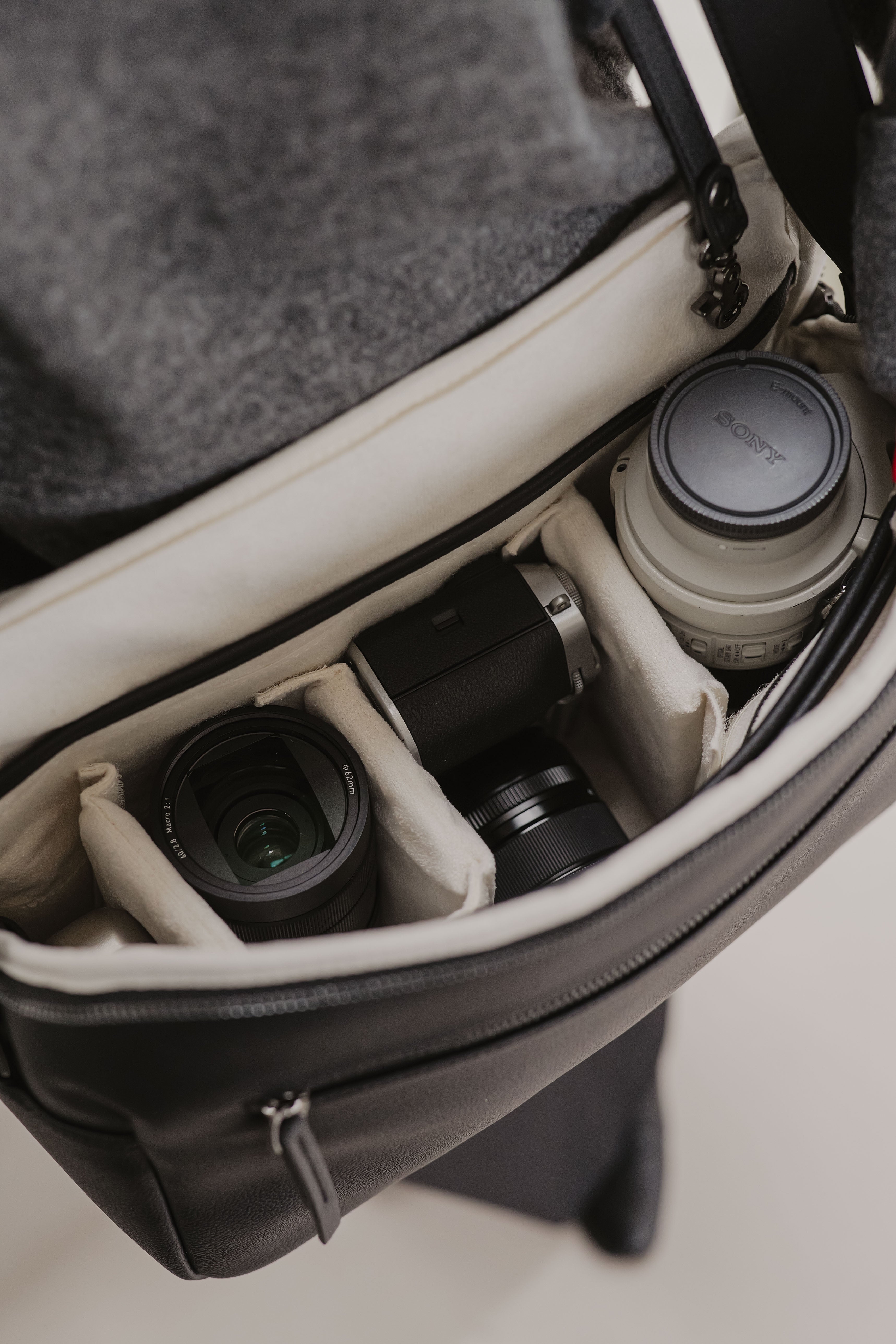 Camera-apparatuur en koffiekopje in een tas