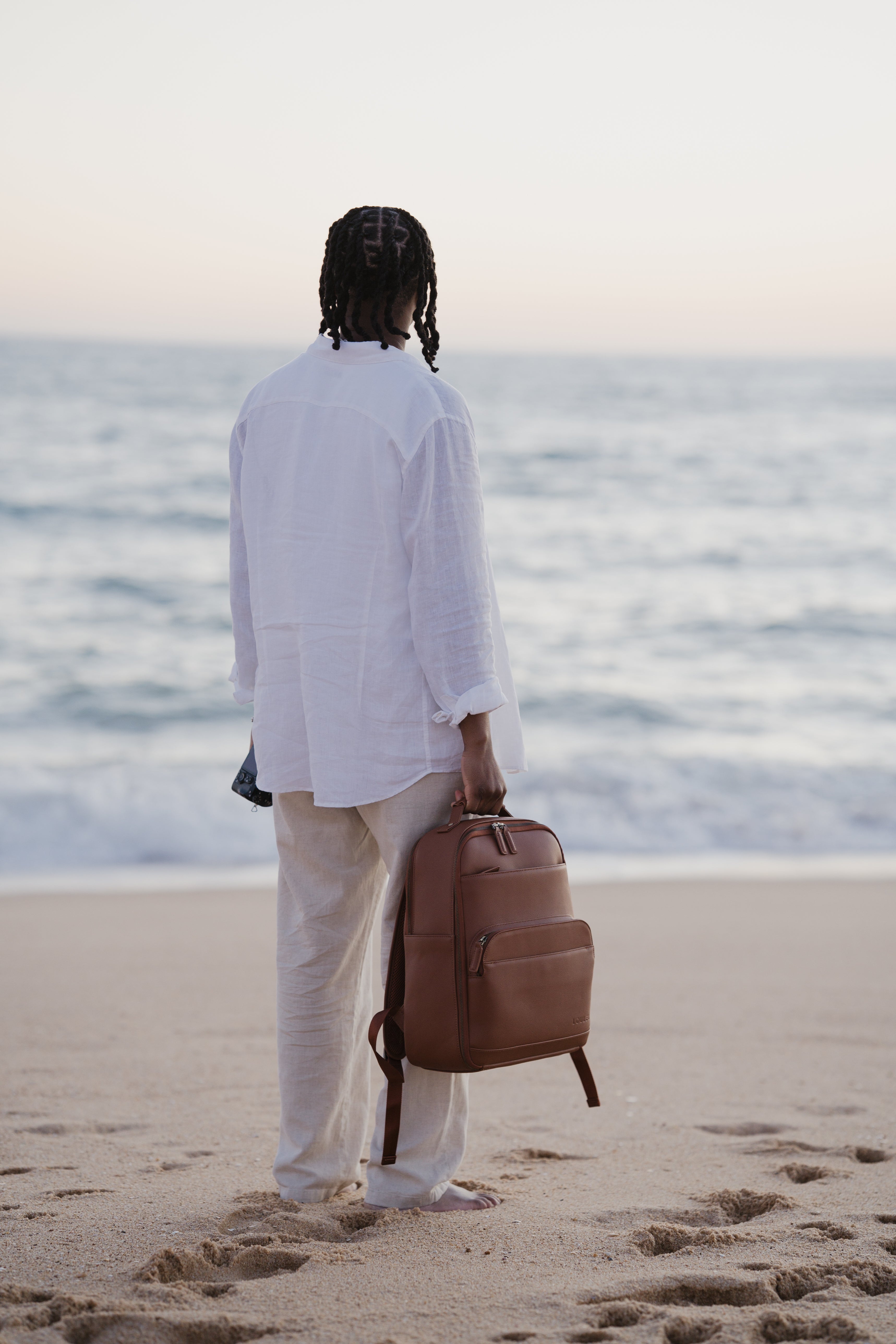 Kamerarucksack in beige und eine Frau daneben