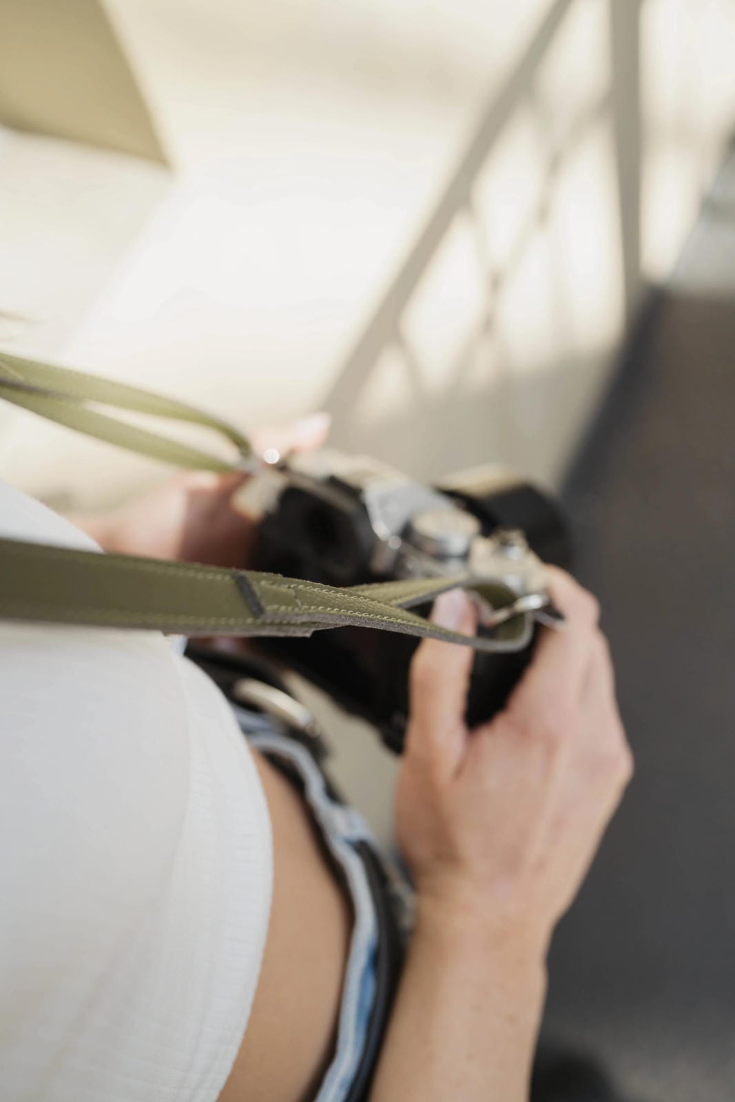 Personne ajustant une ceinture de sécurité dans un véhicule